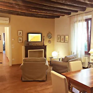 Wallace Luxury Apartment